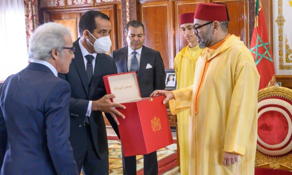 Abdellatif Jouahri présente au Roi Mohammed VI le rapport annuel de Bank Al Maghrib