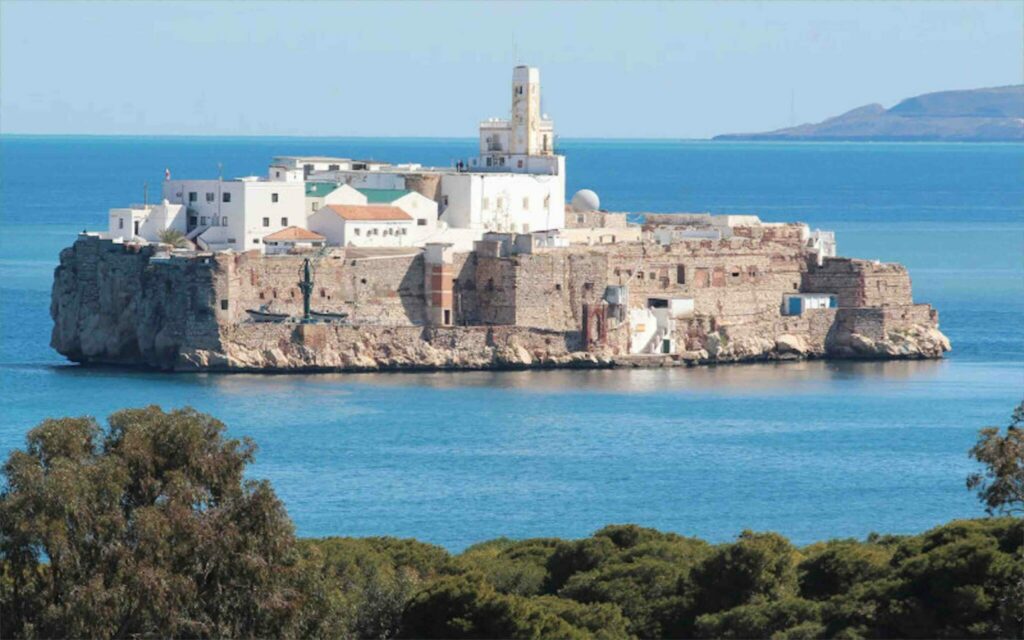 L'Espagne compte démolir la tour d'horloge sur le rocher d'Al Hoceïma