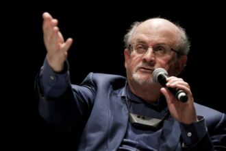 USA: Salman Rushdie sous respirateur artificiel et risque de perdre un oeil (presse)