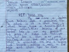 Une jeune Kenyane remercie le Roi Mohammed VI pour les engrais reçus par son pays