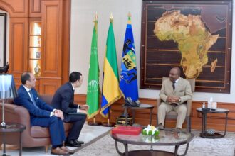 Le Président gabonais reçoit Younes Sekkouri, porteur d'un message royal