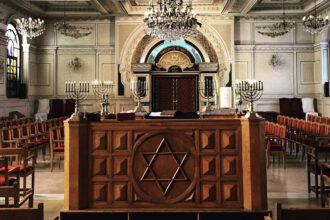 Hommage aux victimes de l’Holocauste à la synagogue Beth-el à Casablanca