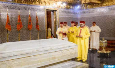 Le Souverain se recueille sur la tombe de Feu le Roi Mohammed V