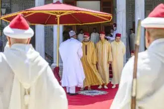 Le Roi accomplit la prière de l'Aïd Al-Fitr et reçoit les vœux