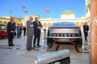 Présentation au Roi du modèle de voiture d'un constructeur marocain et d'un prototype de véhicule à hydrogène