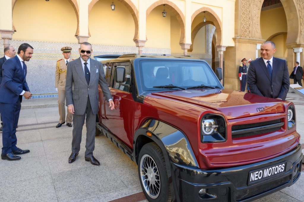 Présentation au Roi du modèle de voiture d'un constructeur marocain et d'un prototype de véhicule à hydrogène