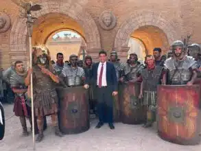 Mehdi Bensaid auprès de Ridley Scott après l'accident de Gladiator 2 à Ouarzazate