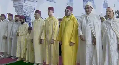 Le Roi Mohammed VI accomplit la prière de Aïd Al-Adha à Tétouan