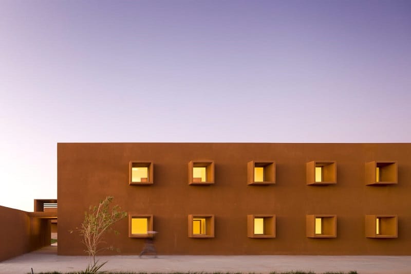 L’École supérieure de technologie de Guelmim, une architecture contemporaine bien intégrée au site L’École supérieure de technologie de Guelmim, une architecture contemporaine bien intégrée au site