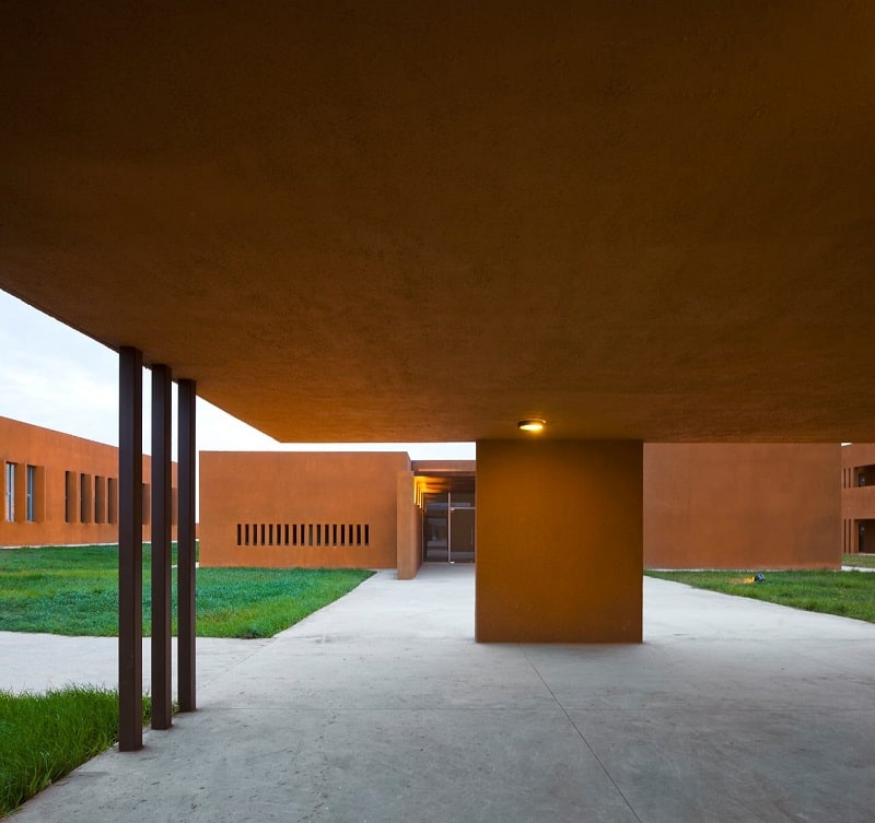 L’École supérieure de technologie de Guelmim, une architecture contemporaine bien intégrée au site L’École supérieure de technologie de Guelmim, une architecture contemporaine bien intégrée au site