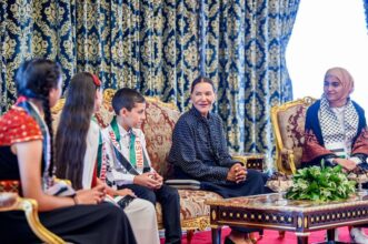 Lalla Hasnaa reçoit les enfants maqdessis participant aux colonies de vacances de l'Agence Bayt Mal Al-Qods
