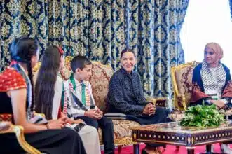 Lalla Hasnaa reçoit les enfants maqdessis participant aux colonies de vacances de l'Agence Bayt Mal Al-Qods