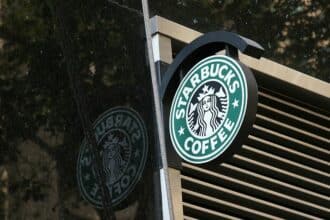 L'américain Apollo en pourparlers pour entrer dans le tour de table de Starbucks MENA (Reuters)