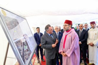 Le Roi Mohammed VI pose à Casablanca la première pierre d’un Centre médical de proximité