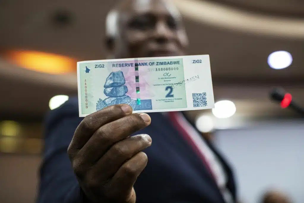 Après l'effondrement de sa monnaie locale, le Zimbabwe adopte une nouvelle devise