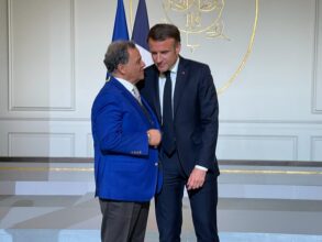Mehdi Qotbi décoré par Emmanuel Macron