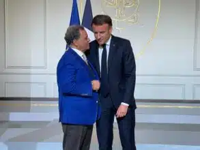 Mehdi Qotbi décoré par Emmanuel Macron
