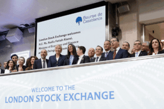 Nadia Fettah sonne la cloche d'ouverture des marchés à la Bourse de Londres