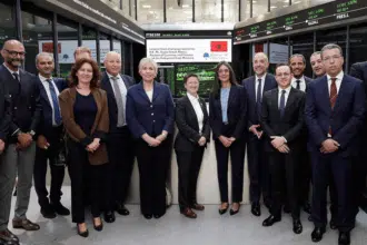 Nadia Fettah sonne la cloche d'ouverture des marchés à la Bourse de Londres