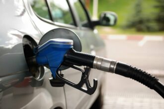 Carburants : pourquoi les baisses internationales n’arrivent (presque) jamais jusqu’à la pompe
