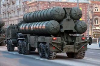 Le système de défense aérienne russe S-400 : une option étudiée par les FAR, puis écartée (expert)