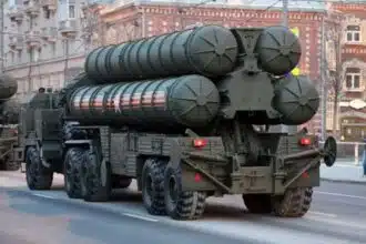 Le système de défense aérienne russe S-400 : une option étudiée par les FAR, puis écartée (expert)