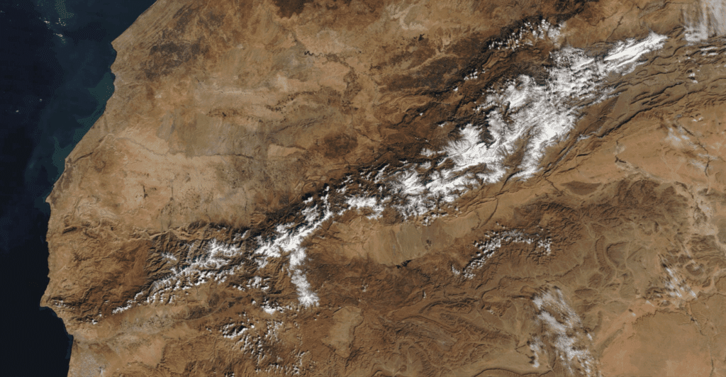 Images satellite et hauteurs des récentes chutes de neige relevées au Maroc
