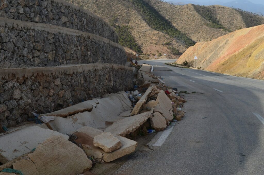 Comment des travaux sur la chaussée ont activé le dernier glissement de terrain entre Jebha et Al Hoceima (Avis d’experts) Comment des travaux sur la chaussée ont activé le dernier glissement de terrain entre Jebha et Al Hoceima (Avis d’experts)