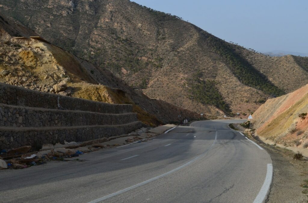 Comment des travaux sur la chaussée ont activé le dernier glissement de terrain entre Jebha et Al Hoceima (Avis d’experts) Comment des travaux sur la chaussée ont activé le dernier glissement de terrain entre Jebha et Al Hoceima (Avis d’experts)