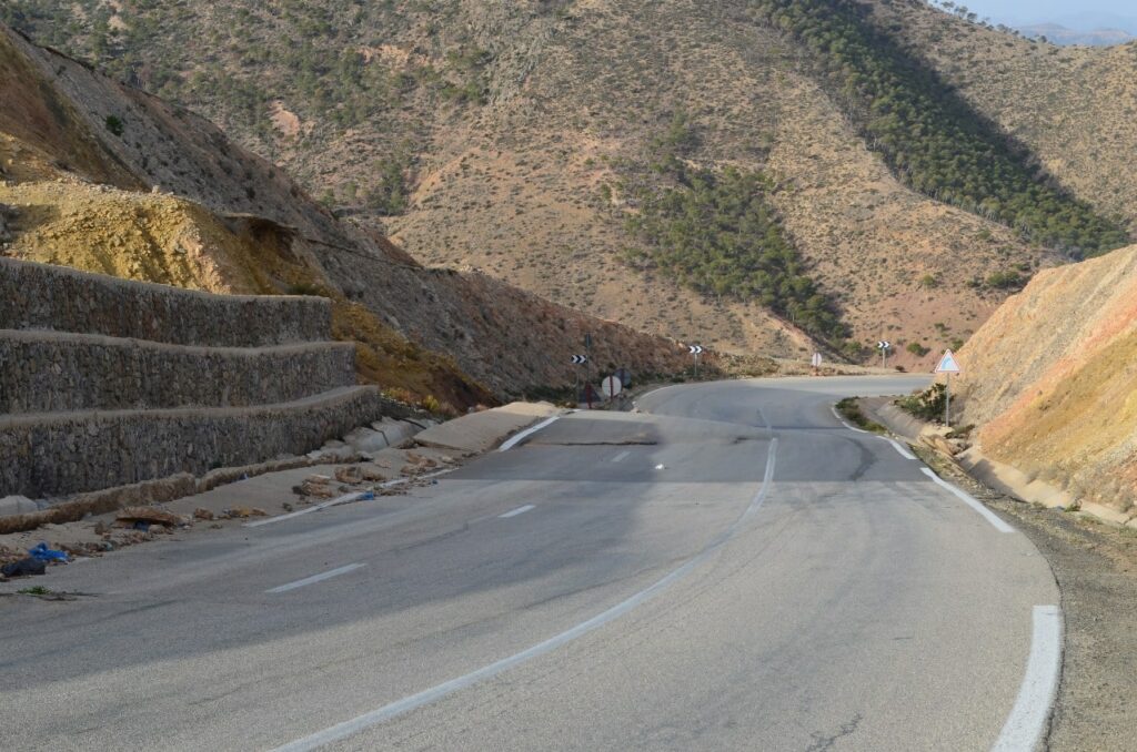 Comment des travaux sur la chaussée ont activé le dernier glissement de terrain entre Jebha et Al Hoceima (Avis d’experts) Comment des travaux sur la chaussée ont activé le dernier glissement de terrain entre Jebha et Al Hoceima (Avis d’experts)