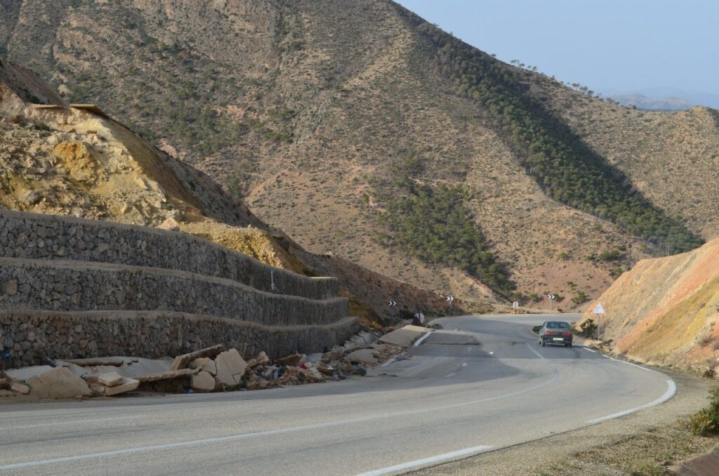 Comment des travaux sur la chaussée ont activé le dernier glissement de terrain entre Jebha et Al Hoceima (Avis d’experts) Comment des travaux sur la chaussée ont activé le dernier glissement de terrain entre Jebha et Al Hoceima (Avis d’experts)