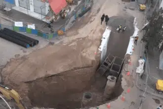 Effondrement spectaculaire d'une route à Errahma : intervention d’urgence pour réhabiliter le réseau d’assainissement