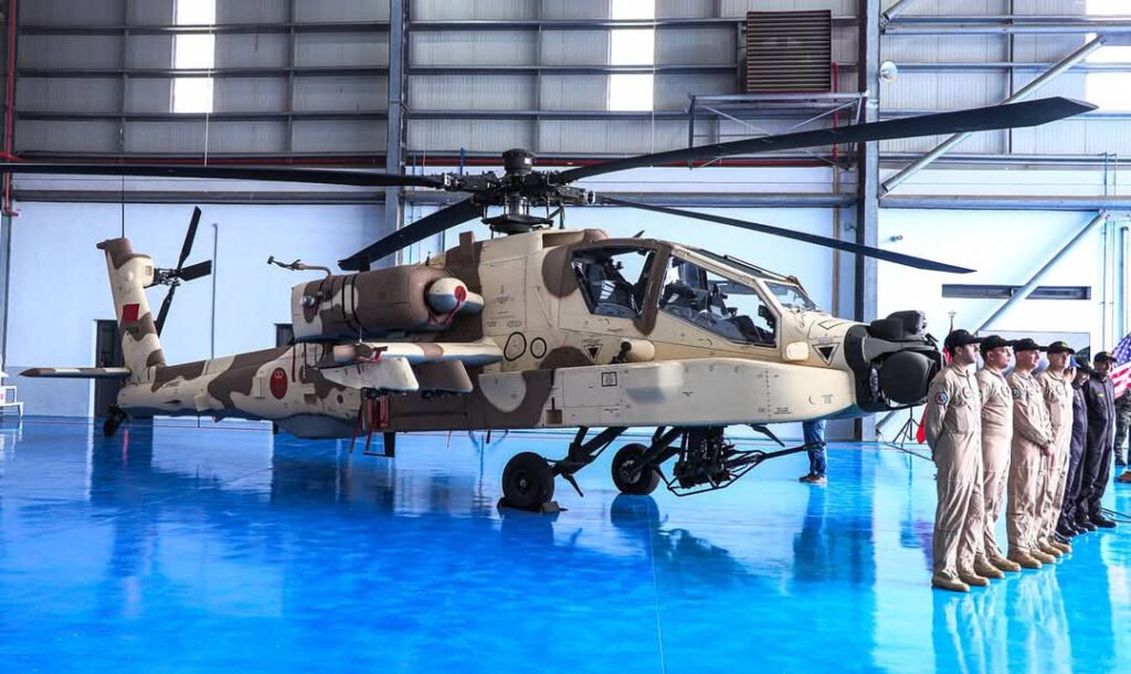 Hélicoptères Apache, drones et blindés : le Maroc muscle son arsenal et son ambition industrielle