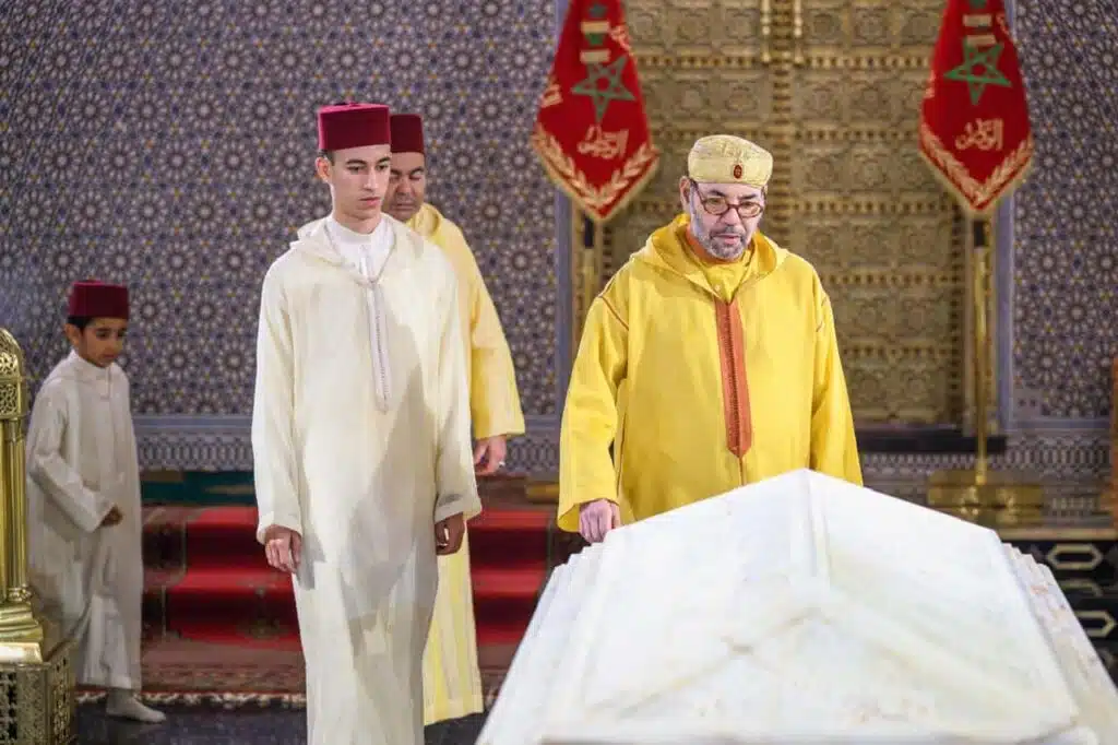 Le Roi Mohammed VI se recueille sur la tombe de Feu le Roi Mohammed V