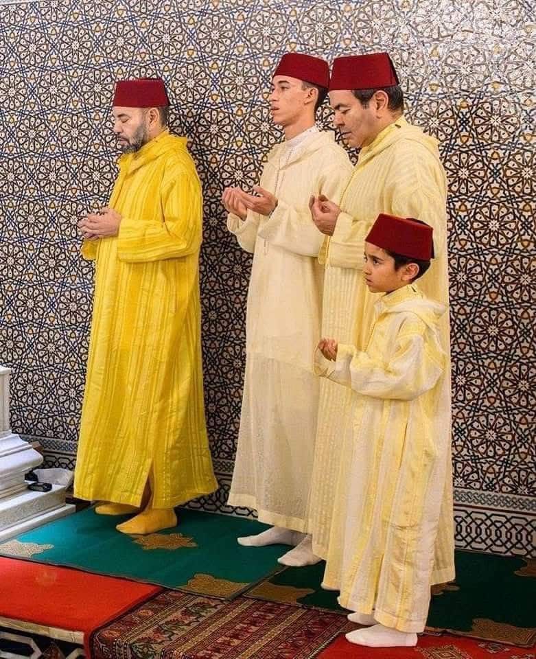 Le Roi Mohammed VI se recueille sur la tombe de Feu le Roi Mohammed V
