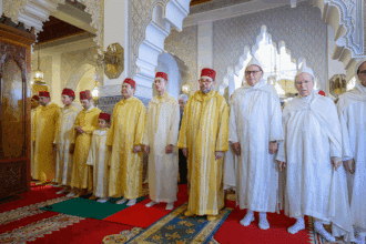 Le Roi accomplit la prière de Aid Al-Fitr