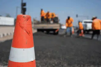 Autoroute Rabat-Fès : la circulation suspendue au niveau de l’échangeur de Sidi Allal Al Bahraoui en raison de travaux de surélévation