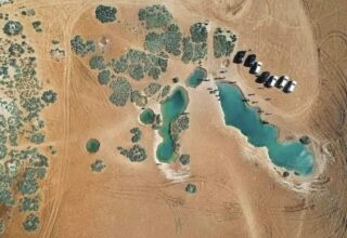 À Dakhla, découvrez Imlili, un lieu irréel où des puits d'eau salée parsèment le désert