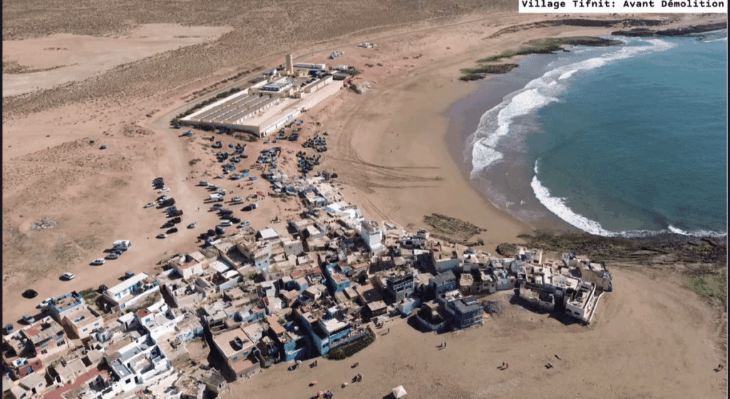 les habitations du village de Tifnit se situe à quelques mètres de la mer
