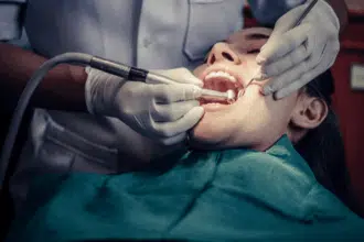 Les dentistes en conflit ouvert avec les praticiens illégaux sur l’accès aux actes médicaux