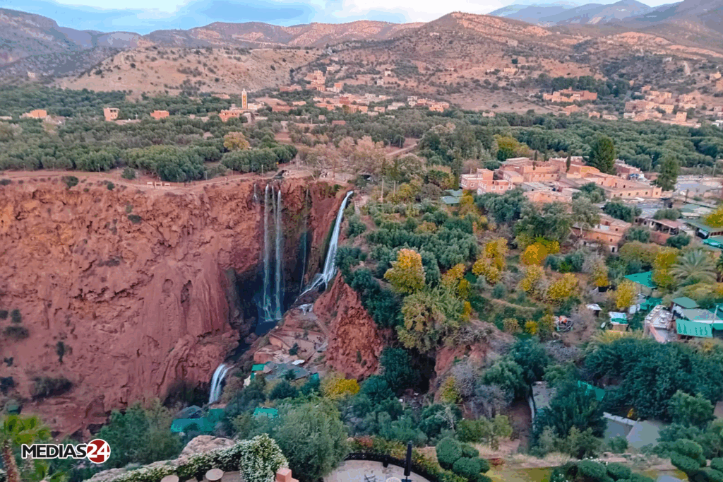 Une vue aérienne des cascades d'Ouzoud. De la nature, de la verdure, un terrain propice pour les randonnées