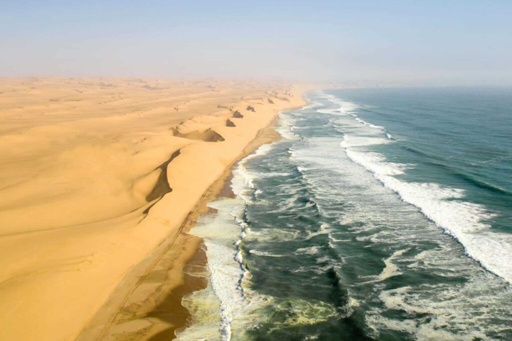 le littoral entre Tan Tan et Tarfaya présente un potnetiel en titane. Les 3:500 km de littoral restent sous-explorés.
