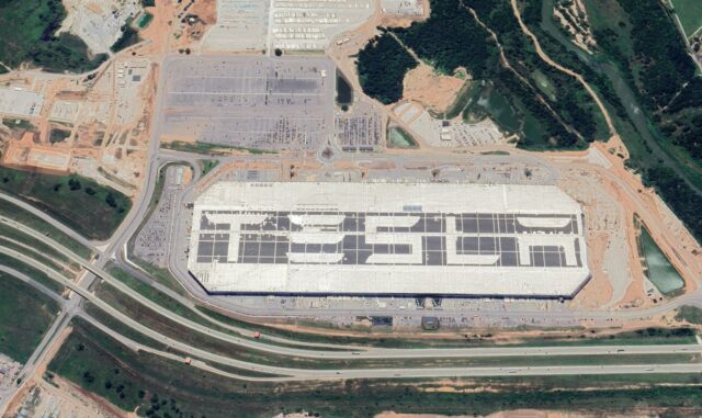 La Gigafactory Texas, une méga-usine de Tesla. Tesla s'installe au Maroc pour la distrbution.