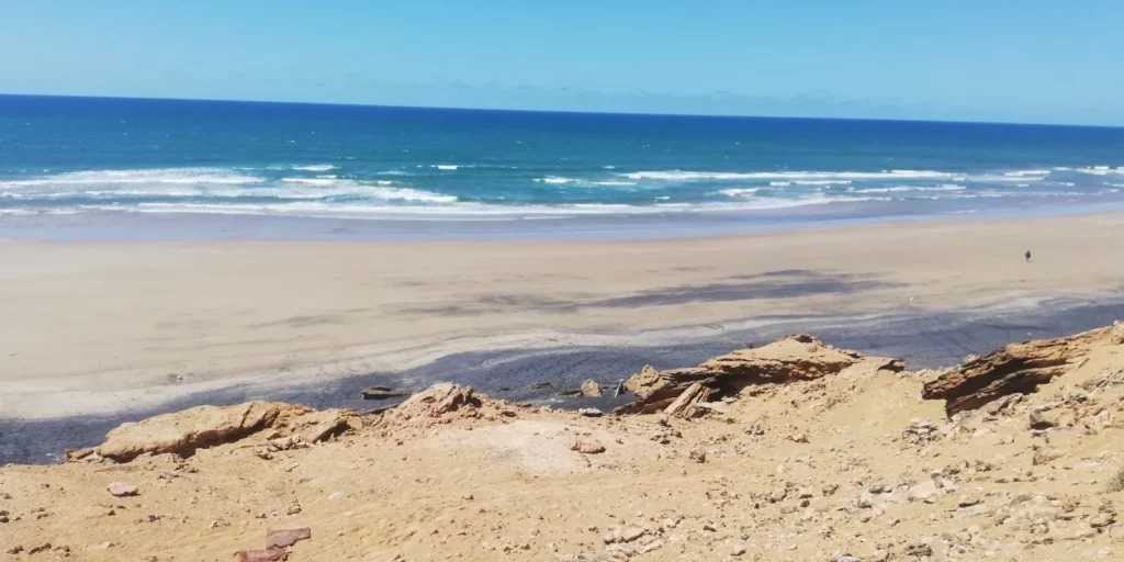 Photo montrant les suintement d'oxyde de titane dans le périmètre du projet de Titan Beach situé entre Tan Tan et Tarfaya.