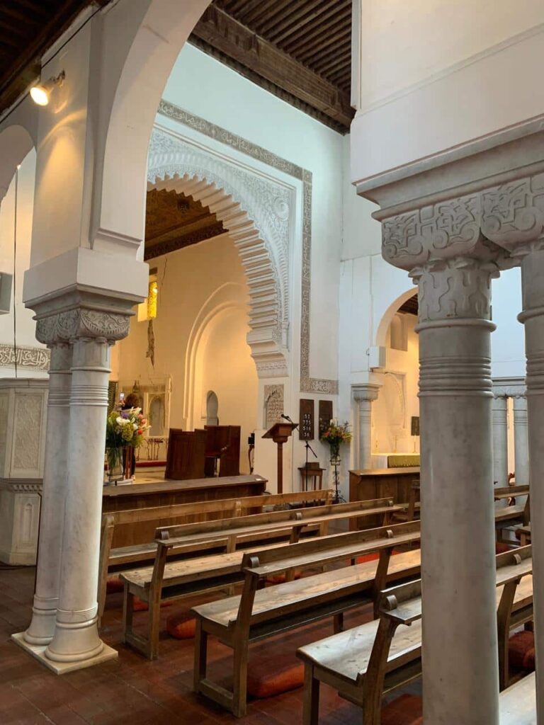 Une vue de l'intérieur de l'église Saint Andrews. 