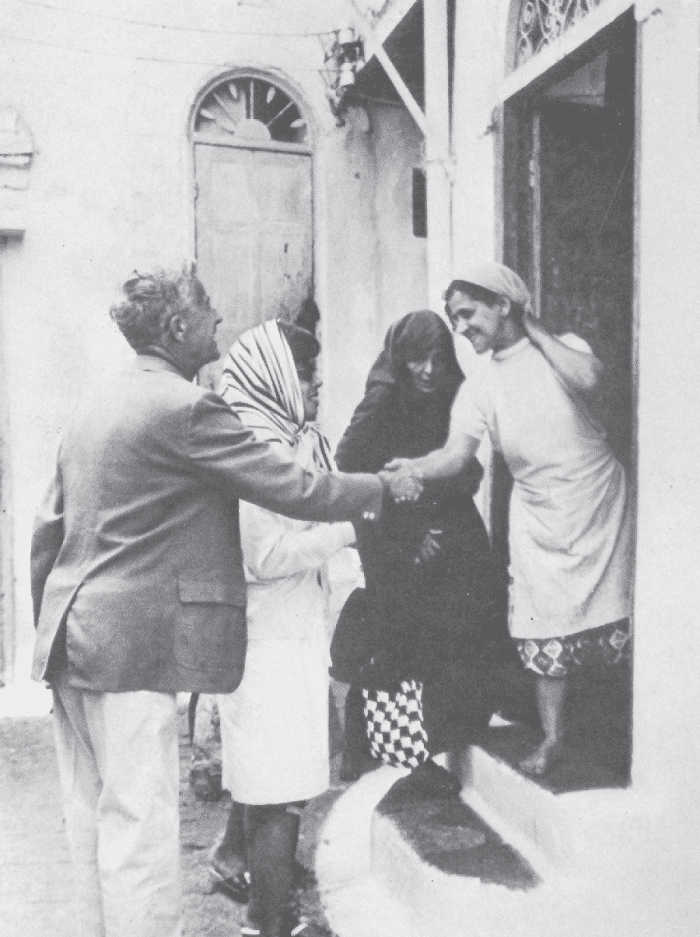 Paul Bowles en compagnie de Tangérois. 