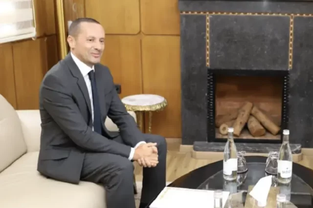 Le ministre de la Santé enchaîne une série de réunions avec les acteurs du secteur, notamment les industriels et les pharmaciens d'officine.