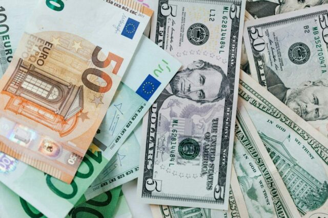 dirham, euro, dollar, Bank Al-Maghrib, marché des changes, borne basse, surliquidité, devises, MRE, forex, banques marocaines, cotation dirham, politique monétaire, BAM