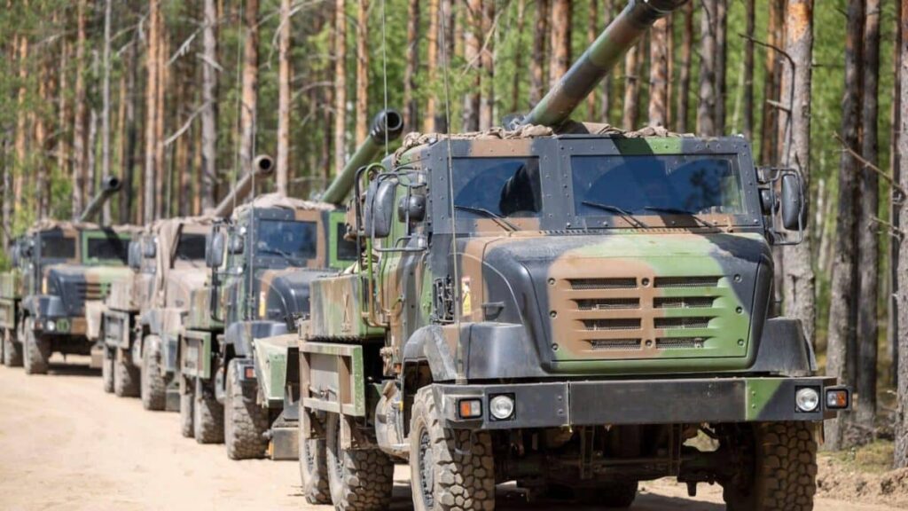 Les Tchèques avaient commandé soixante-deux CAESAr 8×8 [Camions équipés d’un système d’artillerie] auprès du fabricant français KNDS.