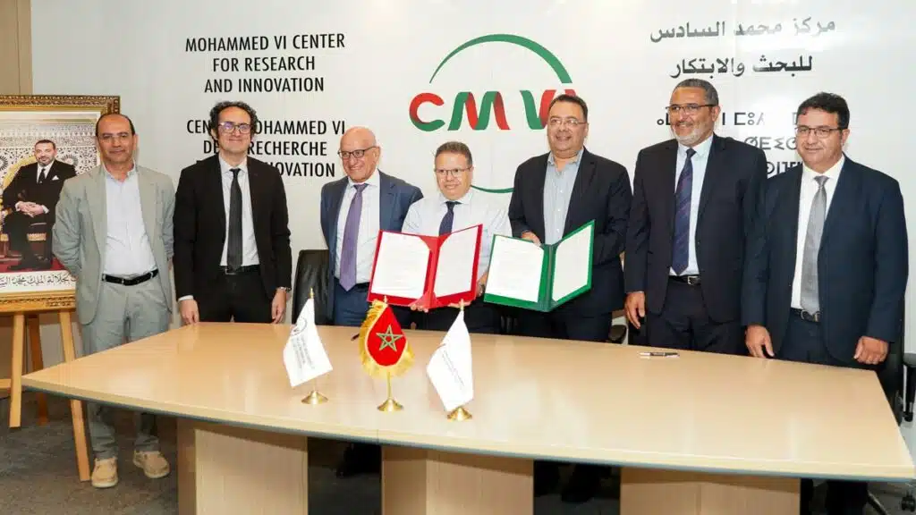 Signature de l’accord entre la FM6SS et AstraZeneca au Centre Mohammed VI pour la Recherche et l’Innovation.